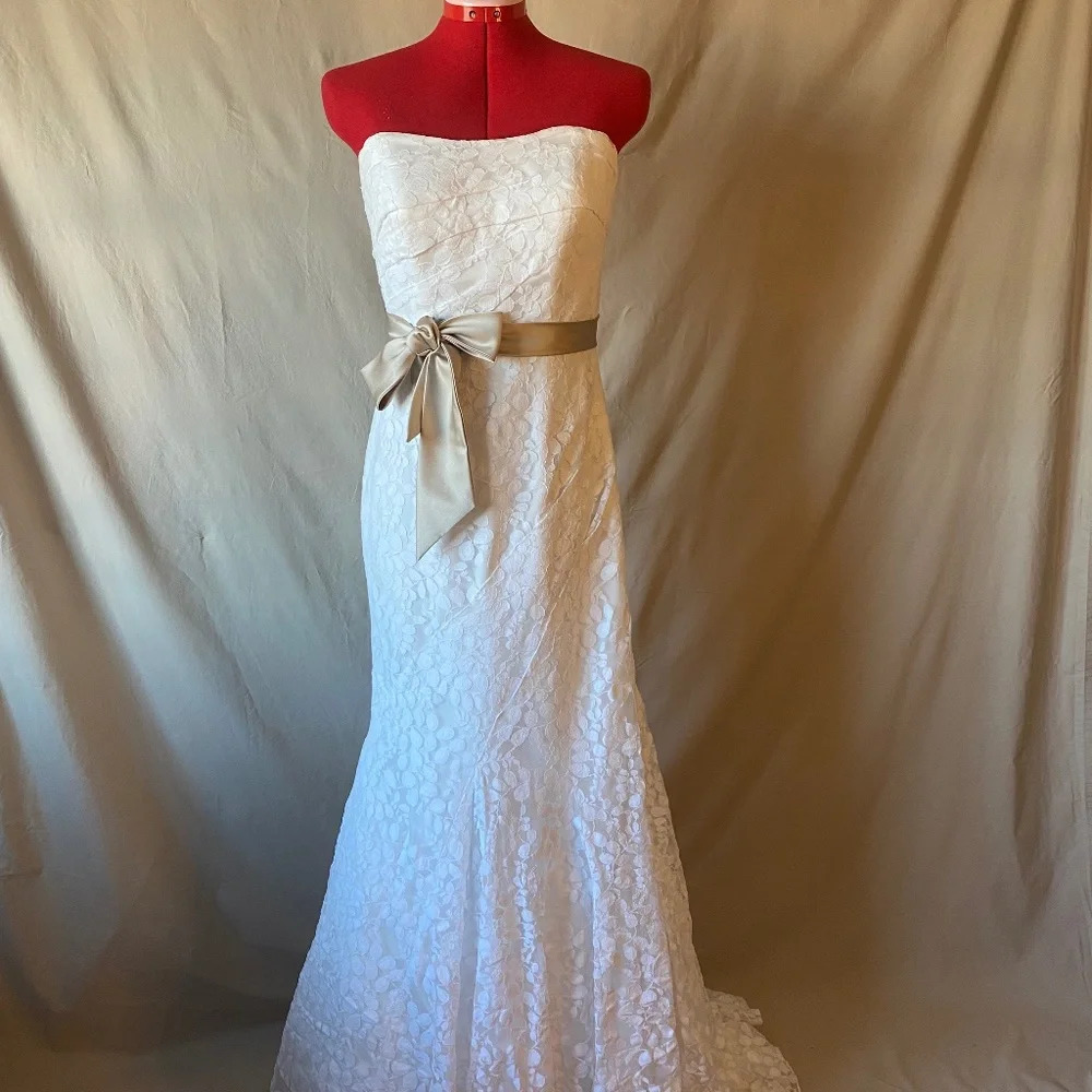 cheap/beautiful preowned wedding dress designed by galina/strapless neckline